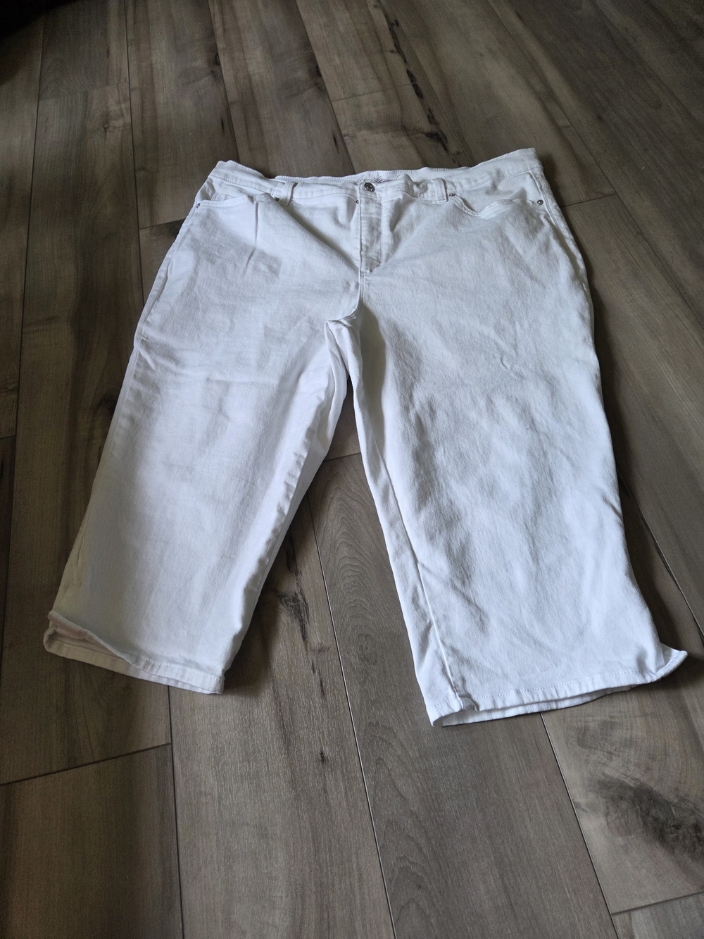 Gloria Vanderbilt White Denim Capris